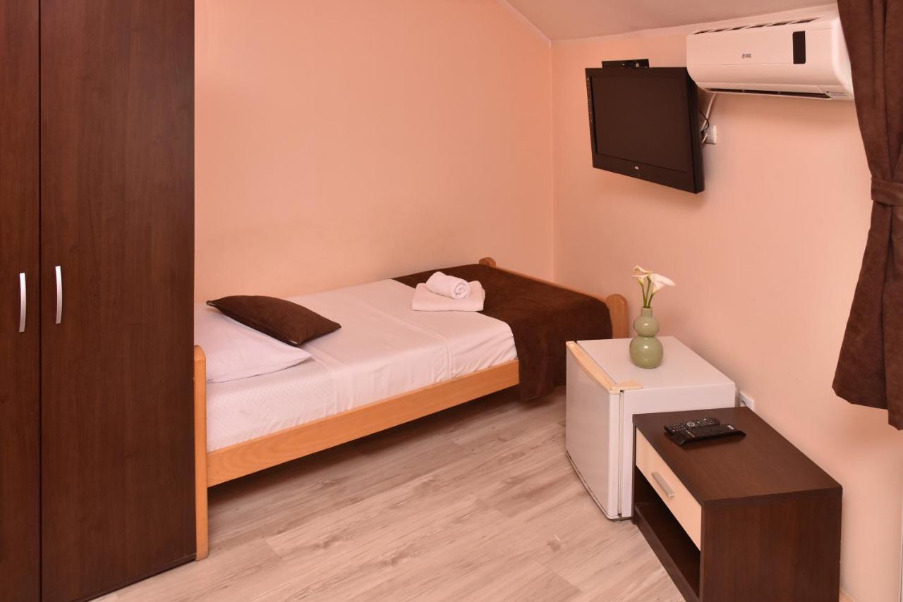 Guest House Villa Mir Kragujevac Exterior foto